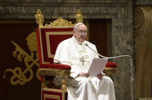 Pour sa première audience, le pape François réunit les cardinaux dans la Salle Clémentine au Vatican. Rome, Italie.