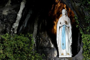 Statue de la vierge, Grotte de Lourdes