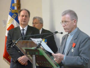 Remise des insignes de Chevalier de l'Ordre National de la Légion d'Honneur par M. Hugues Bousiges, Préfet Honoraire, à Mgr Robert Wattebled, évêque de Nîmes, le 10 juillet 2014.
