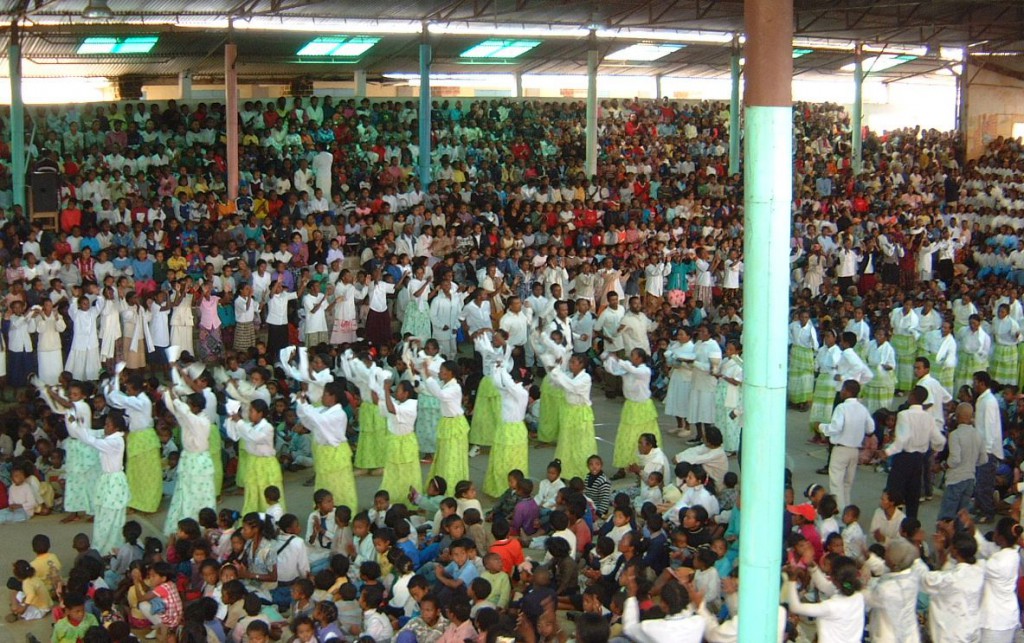 Procession lors de la messe au village d'Akamasoa, quartier d'Antananarivo, à Madagascar.