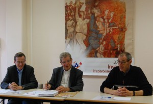 Mgr Ulrich entouré par M. Join-Lambert, théologien, et P. Blin, secrétaire général du synode.