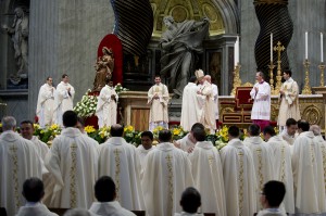 Ordinations sacerdotales de dix nouveaux prêtres lors d'une messe célébrée par François en la basilique Saint-Pierre  au Vatican. Rome, Italie.