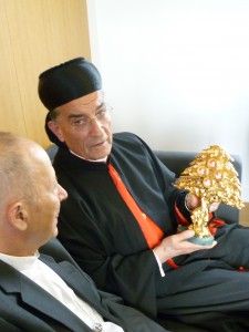 Le Cardinal Raï offre un reliquaire de l'Ordre Libanais Maronite