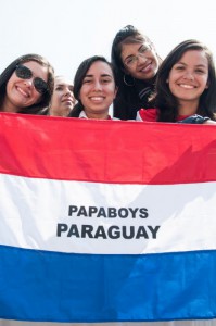 jeunes femmes et drapeau du Paraguay