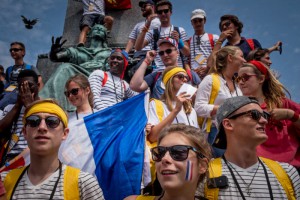 26 juillet 2016 : Jeunes Normands place Glowny au premier jour des journées mondiales de la jeunesse (JMJ) alors qu'en France, à Rouen, un prêtre a été assassiné par un membre de Daesh. Cracovie. Pologne.