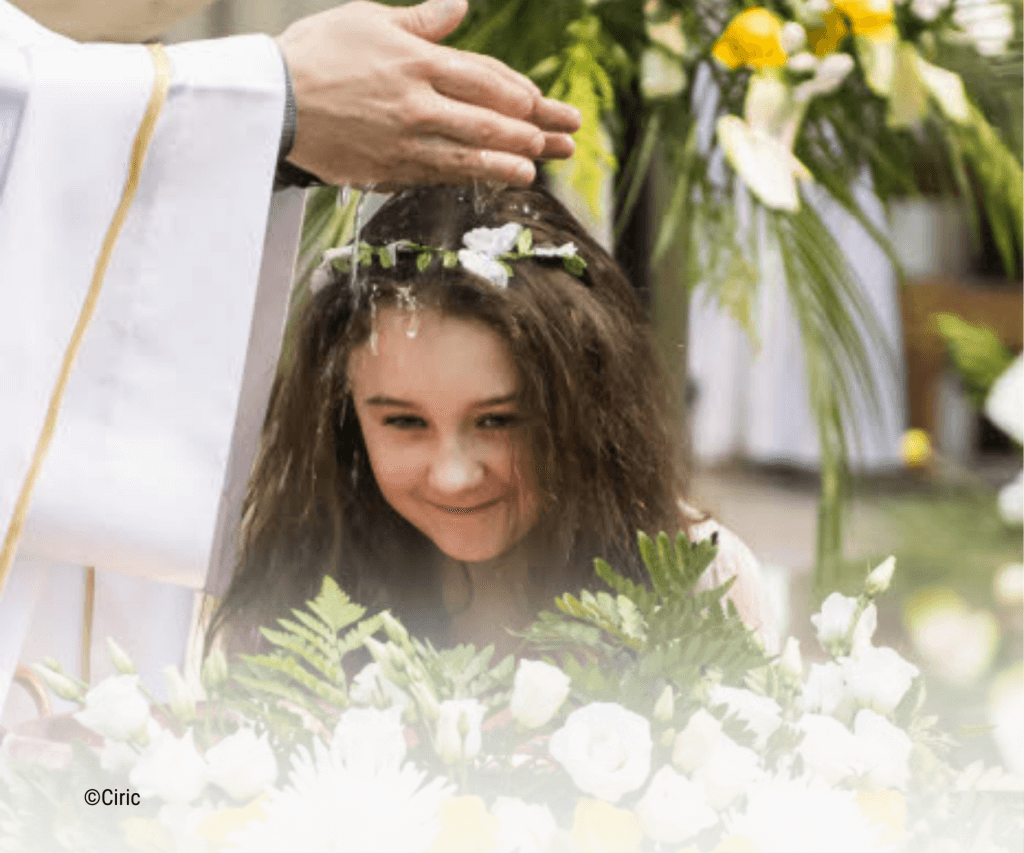 aptême d'enfant catéchisée, lors de la célébration du dimanche de Pâques