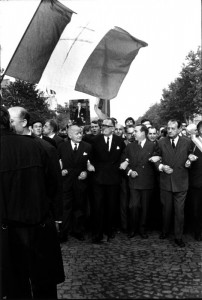 30 mai 1968: (de g à d) Alain POHER, Maurice SCHUMANN, Michel DEBRE, André MALRAUX, Manifestation Gaulliste sur les Champs-Elysées, Paris (75), France.