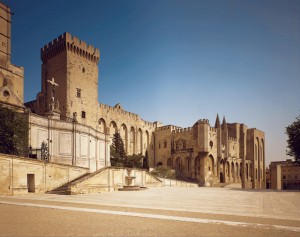 Façade du Palais des Papes avec la Tour de la Campane (à g.) édifiée entre 1334 et 1342 par Pierre POISSON et la Porte des Champeaux (à d.) construite par Jean de LOUVRES entre 1345 et 1347. Avignon, Vaucluse (84), Provence-Alpes-Côte d'Azur, France.