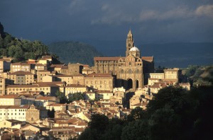 Le Puy en Velay: Cathédrale Notre Dame - vue de la ville