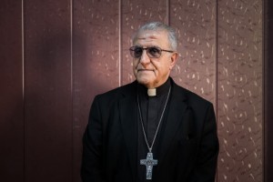 18 avril 2016 : Portrait de Mgr Youssif Thomas MIRKIS, arch. chaldéen de Kirkouk et initiateur du projet d'accueil d'étudiants réfugiés à Kirkouk. Kirkouk, Irak.