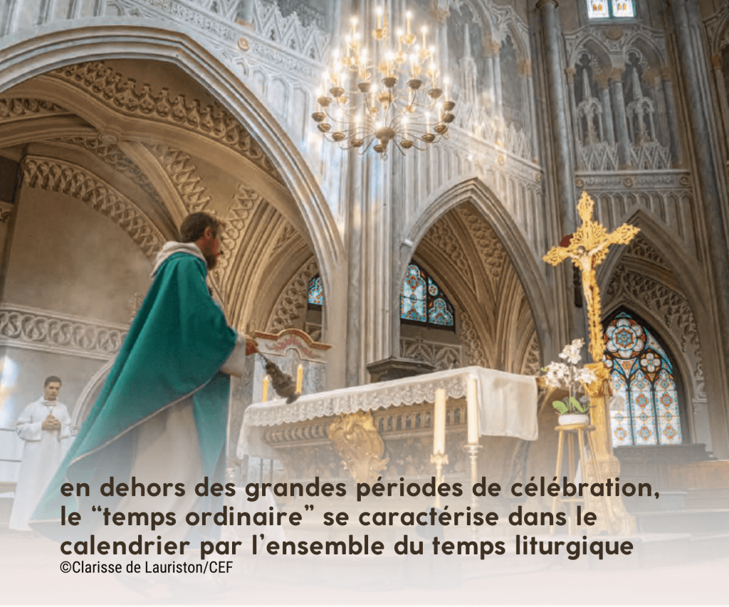 image d'un prêtre dans une église pour décrire le Temps ordinaire