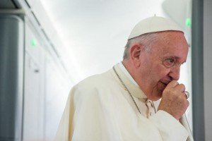 31 juillet 2016 : JMJ à Cracovie. Portrait du pape François à bord de l'avion lors du voyage de retour vers Rome après les JMJ. July 31, 2016: Pope Francis on board the flight at the end of the World Youth Days.