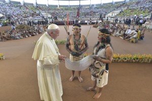 19 janvier 2018 : Le pape François rencontre les peuples autochtones d'Amazonie au Coliseo Regional Madre de Dios à Puerto Maldonado, Pérou. DIFFUSION PRESSE UNIQUEMENT. EDITORIAL USE ONLY. NOT FOR SALE FOR MARKETING OR ADVERTISING CAMPAIGNS. January 19, 2018 : Pope Francis during a meeting with members of an indigenous group from the Amazon region at the Coliseo Regional Madre de Dios in Puerto Maldonado, Peru.