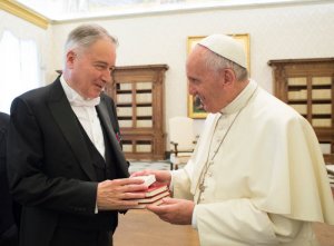 23 juin 2016 : Le pape François reçoit Philippe ZELLER, ambassadeur de France près le Saint-Siège. Vatican. DIFFUSION PRESSE UNIQUEMENT EDITORIAL USE ONLY. NOT FOR MARKETING OR ADVERTISING CAMPAIGNS. June 23, 2016: Pope Francis meets Mr. Philippe ZELLER, French Ambassador to the Holy See, at the presentation of the Letters of Credence, at the Vatican.