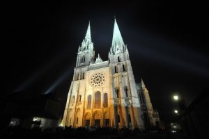 23 Mars 2013 : Cathédrale Notre-Dame de Chartres (28) France. March 23th, 2013 : Chartres pilgrimage for youths aged 18-30. Saint-Piat (28) France.