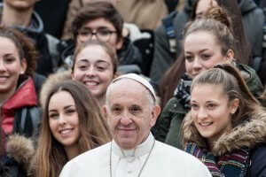 15 novembre 2017 : Le pape François posant au mileu d'un groupe de jeunes filles, lors de l'audience générale au Vatican. November 15, 2017: Pope Francis poses with a groups of young girls during the weekly general audience at the Vatican.