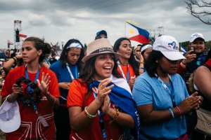 26 janvier 2019 : Journées mondiales de la jeunesse. Jeunes attendant le pape François au Campo San Juan Paul II (Saint Jean Paul II). Ville de Panama, Panama.