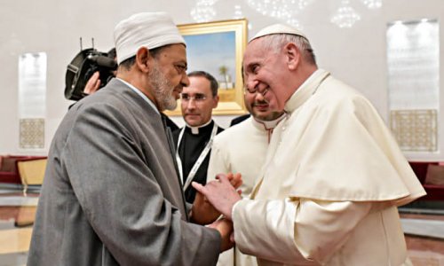 3 février 2019 : A son arrivée à Abu dhabi, le pape François est accueilli par le cheikh Ahmed Mohamed el-Tayeb. Abu Dhabi, imam de la mosquée al-Azhar. Abu Dhab, Emirats arabes unis.
DIFFUSION PRESSE UNIQUEMENT.

EDITORIAL USE ONLY. NOT FOR SALE FOR MARKETING OR ADVERTISING CAMPAIGNS.
February 3, 2019 : Pope Francis is welcomed by the Grand Imam of al-Azhar, Ahmed Muhammad Ahmed el-Tayeb, upon his arrival at the Abu Dhabi airport, United Arab Emirates.