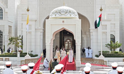 4 février 2019 : Le pape François lors de la cérémonie de bienvenue à l’entrée du Palais présidentiel. Le Pape est entouré du prince Mohammed ben Zayed ben Sultan (d), prince héritier et ministre de la défense d'Abu Dhabi et Cheikh Mohammed ben Rachid Al Maktoum. Abu Dhabi, Emirats arabes unis.
DIFFUSION PRESSE UNIQUEMENT.

EDITORIAL USE ONLY. NOT FOR SALE FOR MARKETING OR ADVERTISING CAMPAIGNS.
February 4, 2019 : Pope Francis, stands at the palace entrance, flanked by Crown Prince Sheikh Mohammed bin Zayed Al Nahyan, right, and Sheikh Mohammed bin Rashid al Maktoum, left, on the occasion of an official welcome ceremony at the Presidential Palace, in Abu Dhabi, United Arab Emirates.