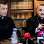 Mgr Lebrun en conférence de presse pour la cause de béatification du P. Hamel
