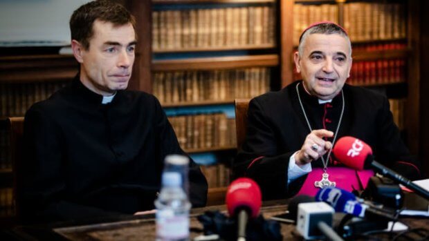 Mgr Lebrun en conférence de presse pour la cause de béatification du P. Hamel