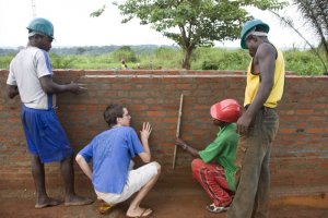 21 oct 2008: Arnaud JALARD, volontaire de la Délégation de Coopération Catholique, supervisant un des chantiers de construction du Diocèse, Mbaïki, République Centrafricaine, Afrique.