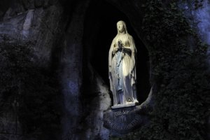 13 Août 2013 : Statue de la Vierge Marie dans la Grotte des apparitions. Lourdes (64) France. August 13th, 2013 : 140th National Pilgrimage in Lourdes (64) France.