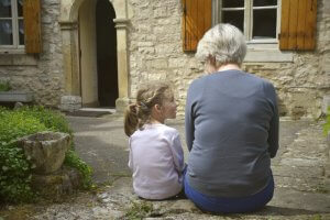23 avril 2014 : Complicité entre une grand-mère et sa petite fille de 5 ans. Vézelay (89), France. April 23, 2014: Grandmother and her granddaugther Vézelay, France.