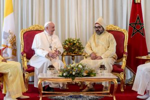 30 mars 2019 : Le pape François reçu par le roi MOHAMMED VI au Palais royal. Rabat, Maroc. DIFFUSION PRESSE UNIQUEMENT. EDITORIAL USE ONLY. NOT FOR SALE FOR MARKETING OR ADVERTISING CAMPAIGNS. March 30, 2019: Pope Francis is received by Morocco's King Mohammed VI upon disembarking from his plane at Rabat-Sale International Airport near the capital Rabat, Morocco. S.