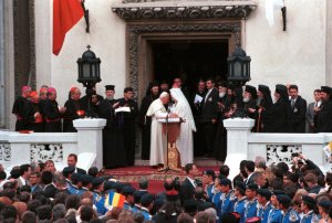 09 mai 1999 : Jean Paul II et le patriarche Teoctist, primat de l'Égl. orthodoxe de Roumanie, Bucarest, Roumanie. May 09th, 1999: John Paul II and the patriarch Teoctist, primacy of orthodox Égl. of Rumania, Bucharest, Rumania.