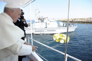 8 juillet 2013 : Pour son premier voyage, le pape François se rend sur l'île de Lampedusa, porte d'entrée de l'Europe pour de nombreux migrants en quête d'une vie meilleure, souvent au prix de leur vie. Lampedusa, Italie. DIFFUSION PRESSE UNIQUEMENT EDITORIAL USE ONLY. NOT FOR SALE FOR MARKETING OR ADVERTISING CAMPAIGNS. July 8,2013: Pope Francis during his visit to the island of Lampedusa, southern Italy.