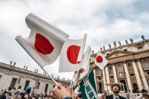 22 octobre 2014 : Drapeaux japonais. Place Saint Pierre, Vatican, Rome, Italie. October 22, 2014: Group of the faithful of the Diocese of Tokyo, with flags of Japan during the weekly general audience, in St.Peter's Square, at the Vatican, Rome, Italy.