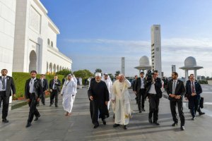 4 février 2019 : Le pape François accompagné du cheikh Ahmed Mohamed el-Tayeb, imam de la mosquée al-Azhar se rendent à la Grande Mosquée du cheikh Zayed pour une rencontre avec les membres du Conseil musulman des Anciens. Abu Dhabi, Emirats arabes unis. DIFFUSION PRESSE UNIQUEMENT. EDITORIAL USE ONLY. NOT FOR SALE FOR MARKETING OR ADVERTISING CAMPAIGNS. February 4, 2019 : Pope Francis is flanked by Grand Imam of al-Azhar, Ahmed Muhammad Ahmed el-Tayeb during his private meeting with members of the Muslim Council of Elders at the Sheikh Zayed Grand Mosque in Abu Dhabi, United Arab Emirates.