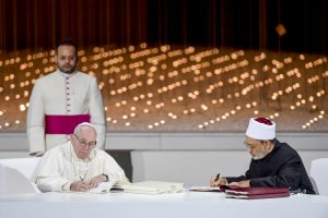 4 février 2019 : Le pape François et cheikh Ahmed AL TAYEB, grand imam sunnite de l'institut égyptien Al-Azhar, signent une déclaration commune sur la "fraternité humaine" à l'issue de la conférence internationale avec des dignitaires religieux chrétiens, musulmans et juifs, réunis au Mémorial du fondateur à Abou Dhabi aux Emirats arabes unis. DIFFUSION PRESSE UNIQUEMENT. EDITORIAL USE ONLY. NOT FOR SALE FOR MARKETING OR ADVERTISING CAMPAIGNS. February 4, 2019 : Pope Francis and Sheikh Ahmed el-Tayeb, the grand imam of Egypt's Al-Azhar, sign a declaration after an Interreligious meeting at the Founder's Memorial in Abu Dhabi, United Arab Emirates.