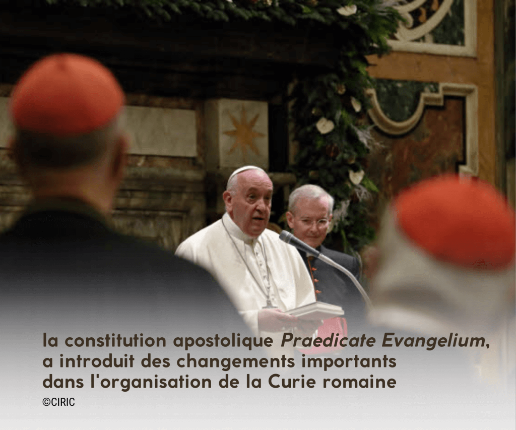 le Pape François devant la curie romaine