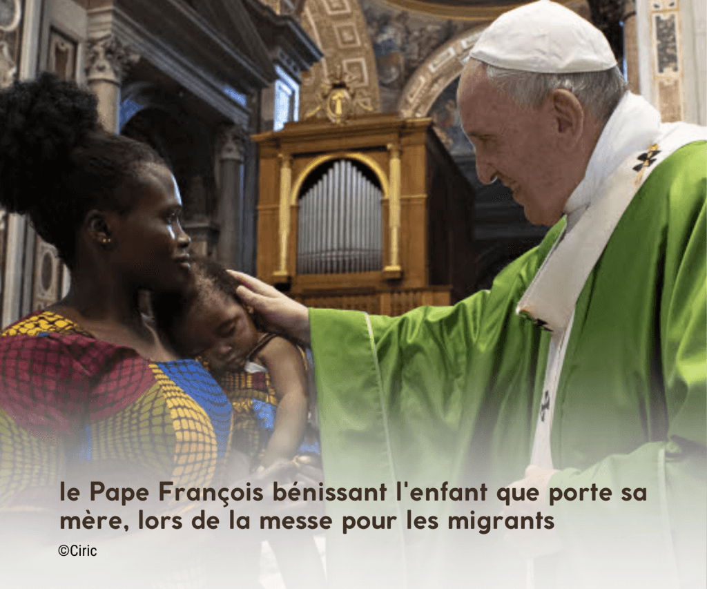 Pape bénissant l'enfant pour la messe des migrants
