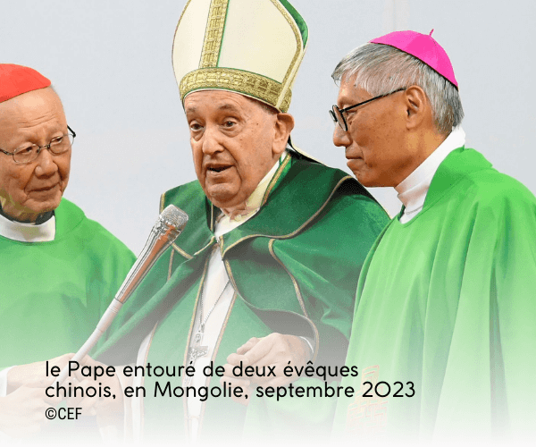 le Pape entouré de deux évêques