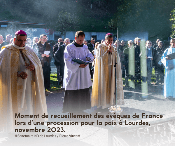 Moment de recueillement des évêques de France lors d’une procession pour la paix à Lourdes, novembre 2023.