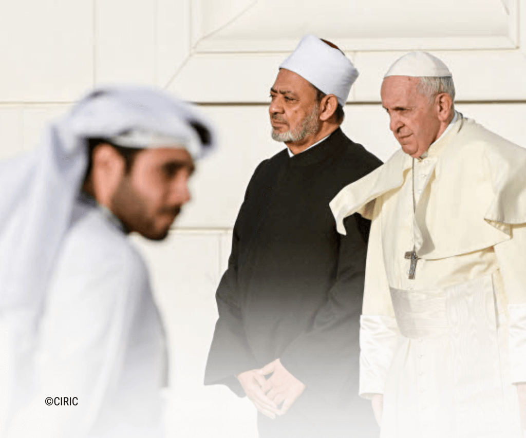 Le pape François accompagné du cheikh Ahmed Mohamed el-Tayeb, imam de la mosquée al-Azhar
