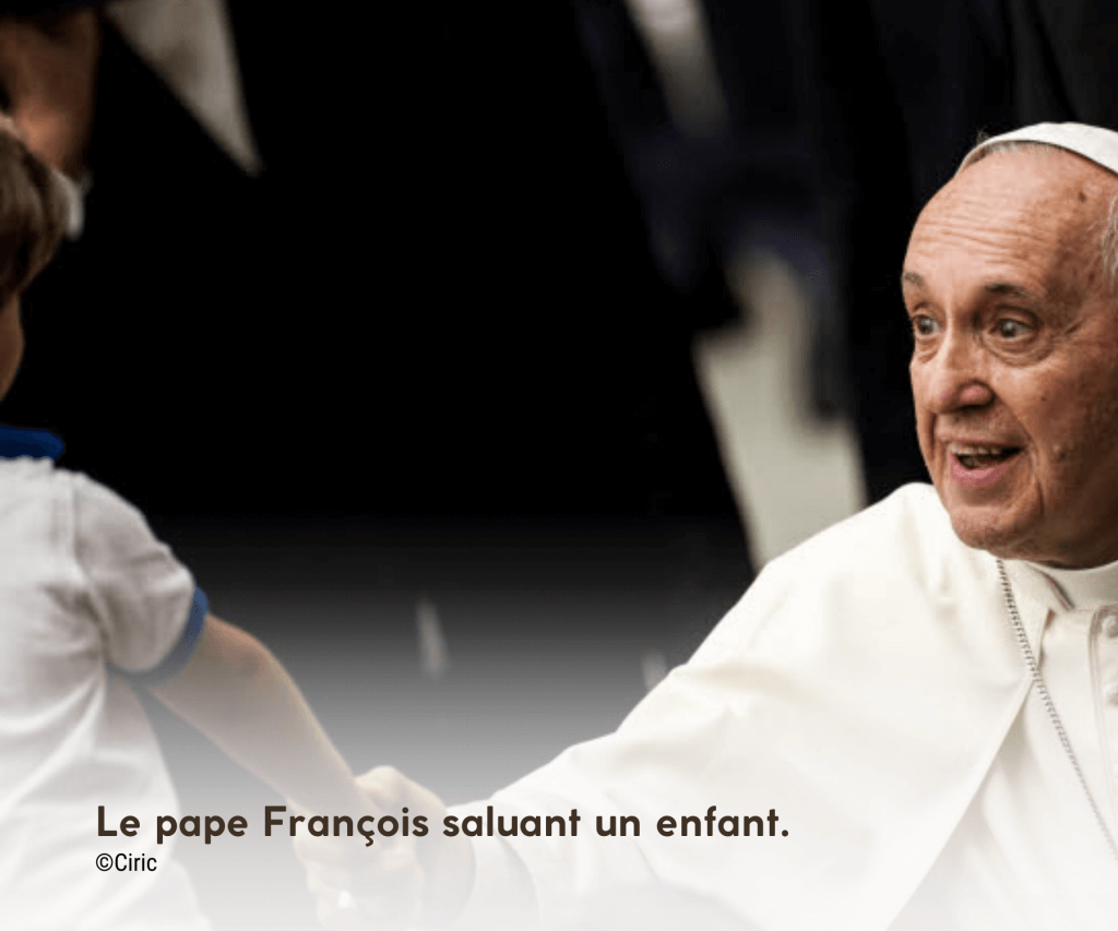 le Pape François saluant un enfant