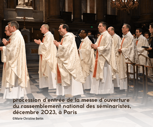procession d’entrée de la messe d’ouverture du rassemblement national des séminaristes, décembre 2023, à Paris