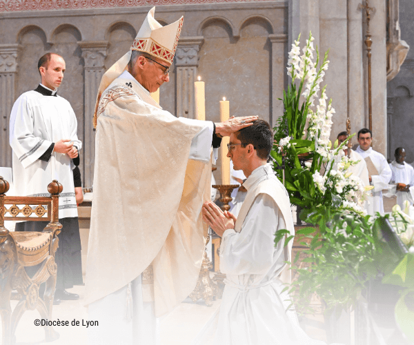 L’imposition des mains de l’évêque et la prière d’ordination