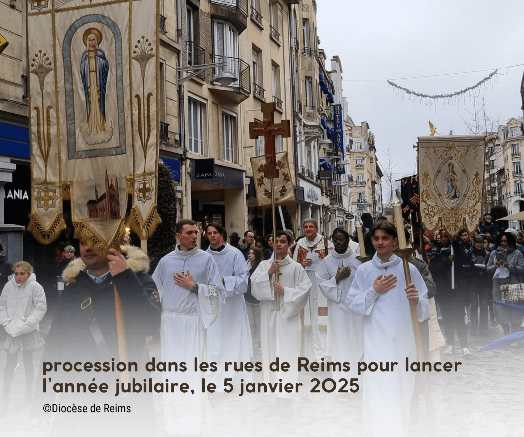 image de procession dans les rues de Reims pour le Jubilé 2025