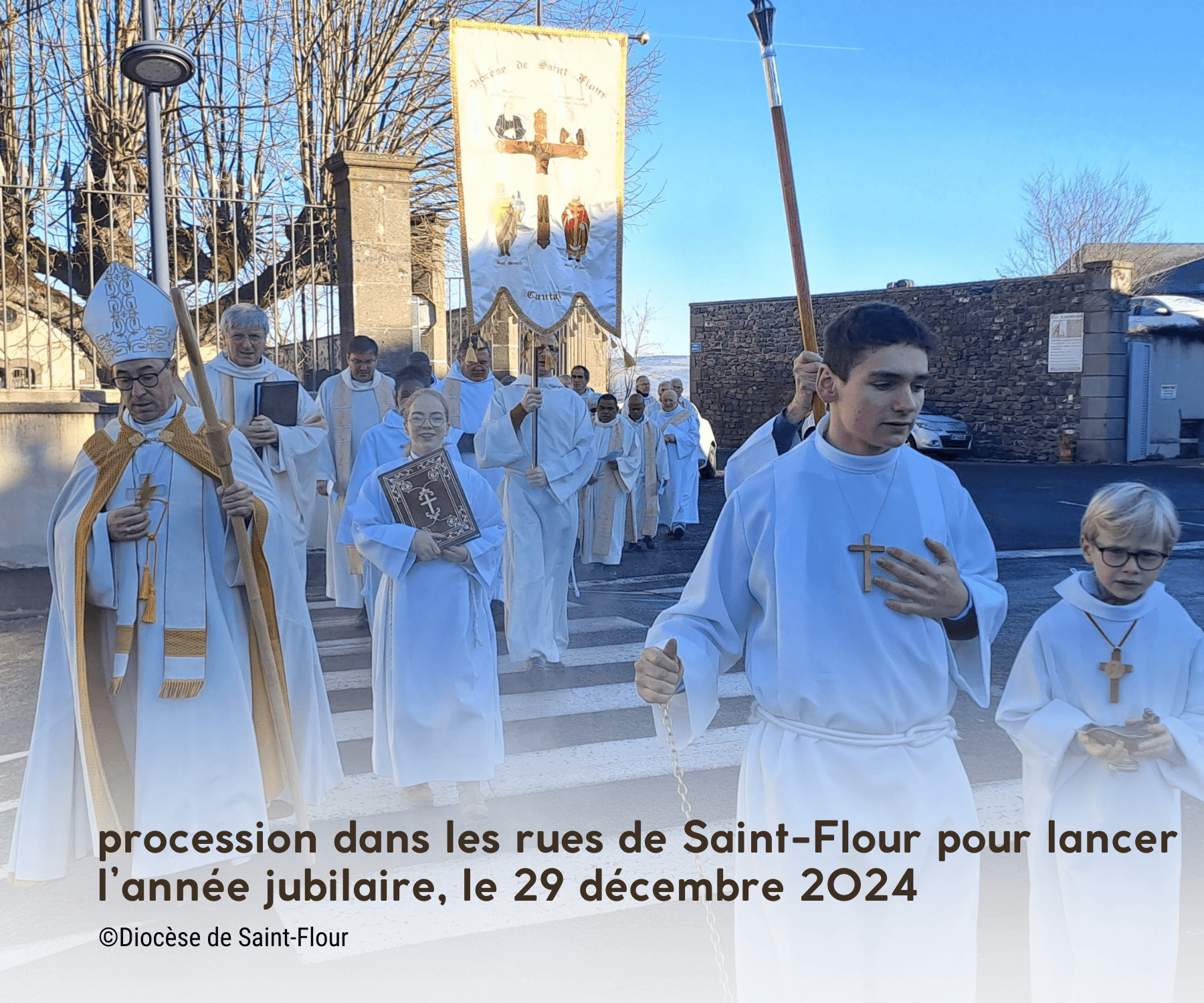 image de procession dans les rues de Saint-Flour pour le jubilé 2025