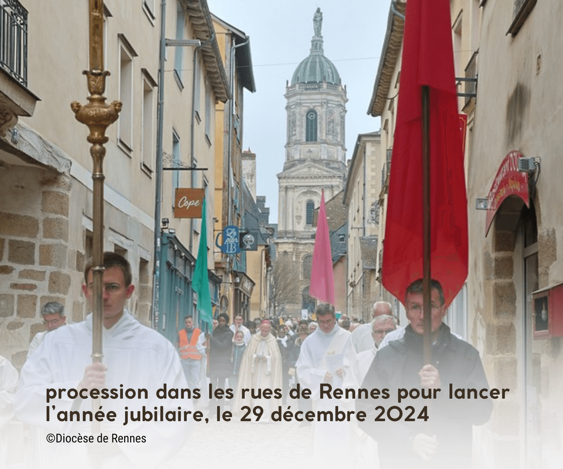 image de procession dans les rues de Rennes pour le Jubilé 2025