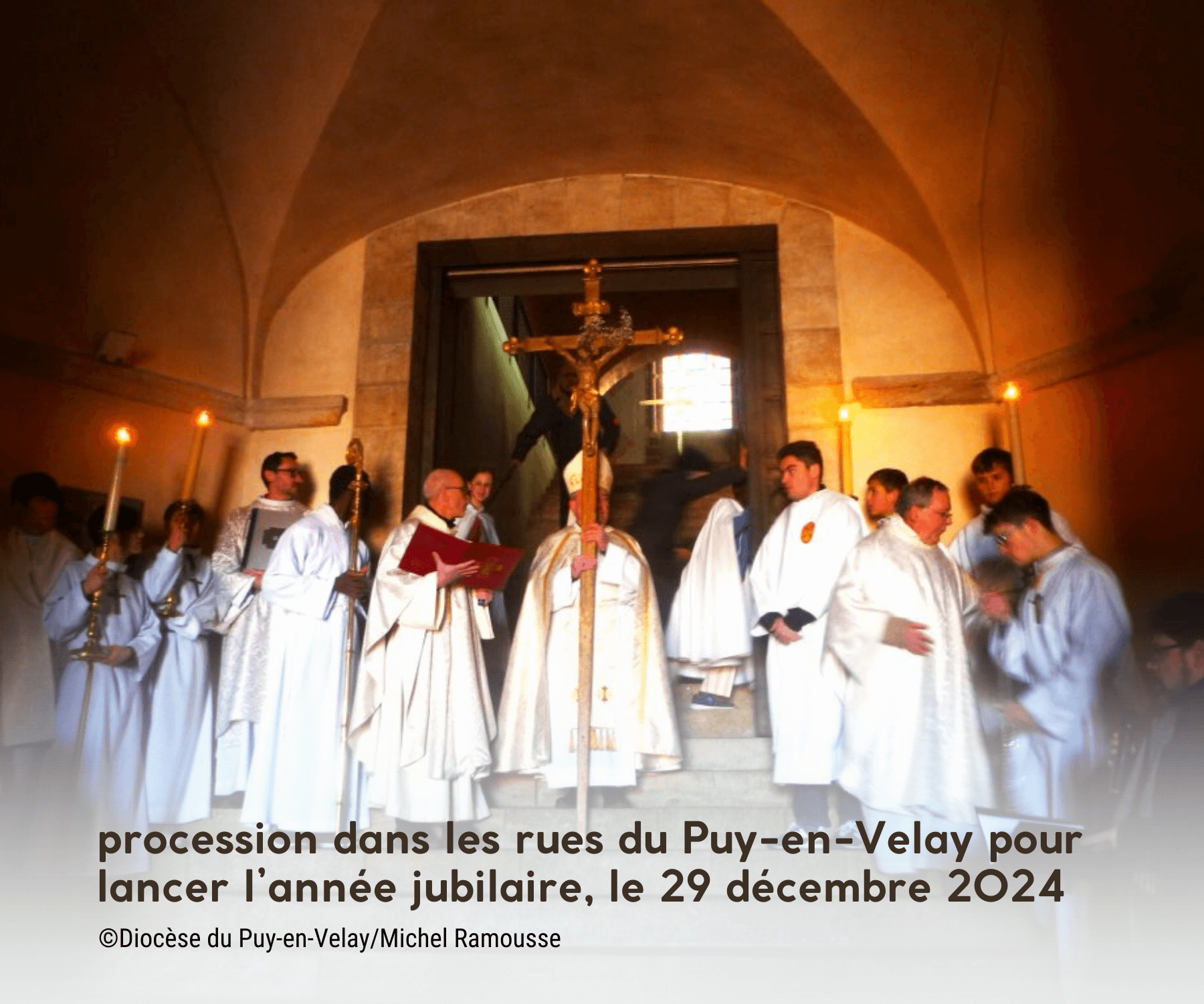 image de procession pour le Jubilé 2025 dans les rues du Puy