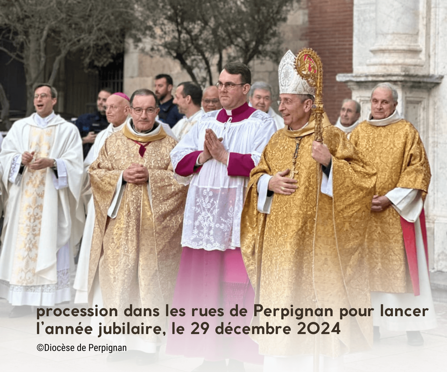 image de procession dans les rues de Perpignan pour le Jubilé 2025