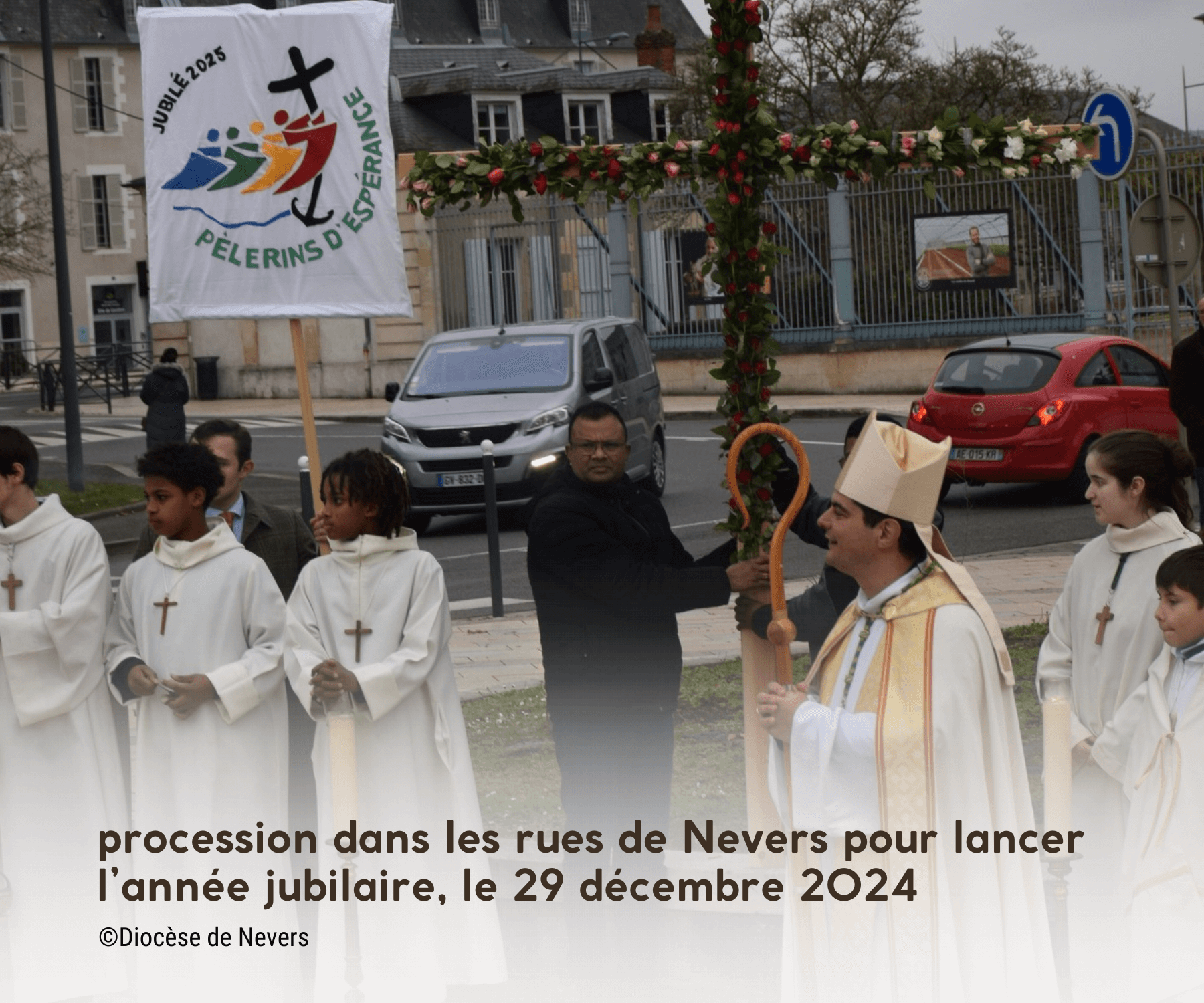 image de procession dans les rues de Nevers pour le Jubilé 2025