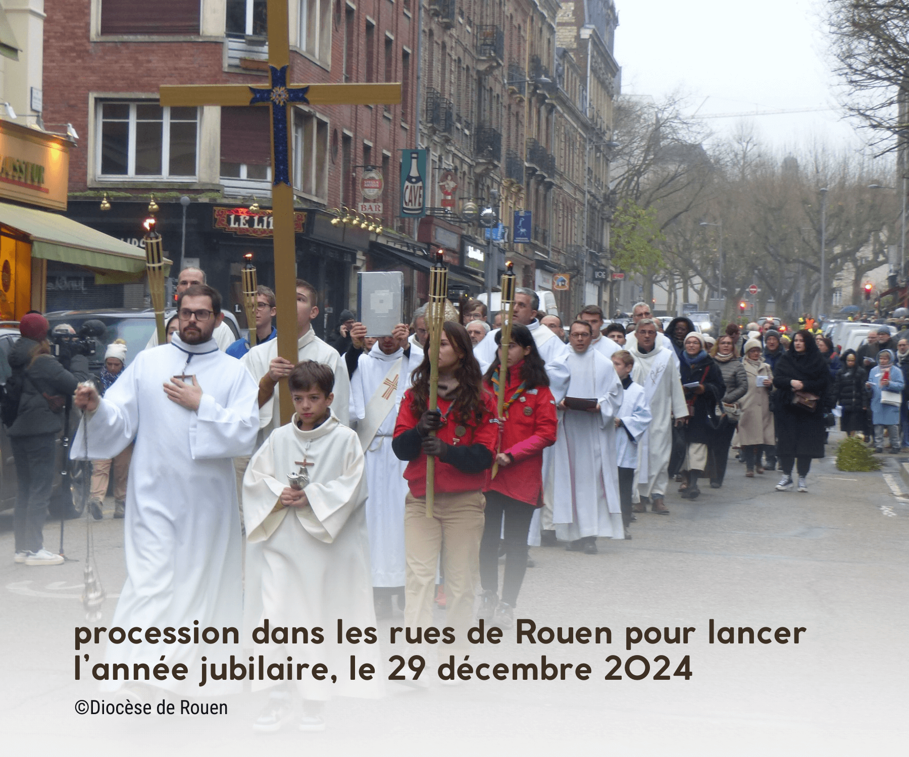 image de procession dans les rues de Rouen pour le Jubilé 2025