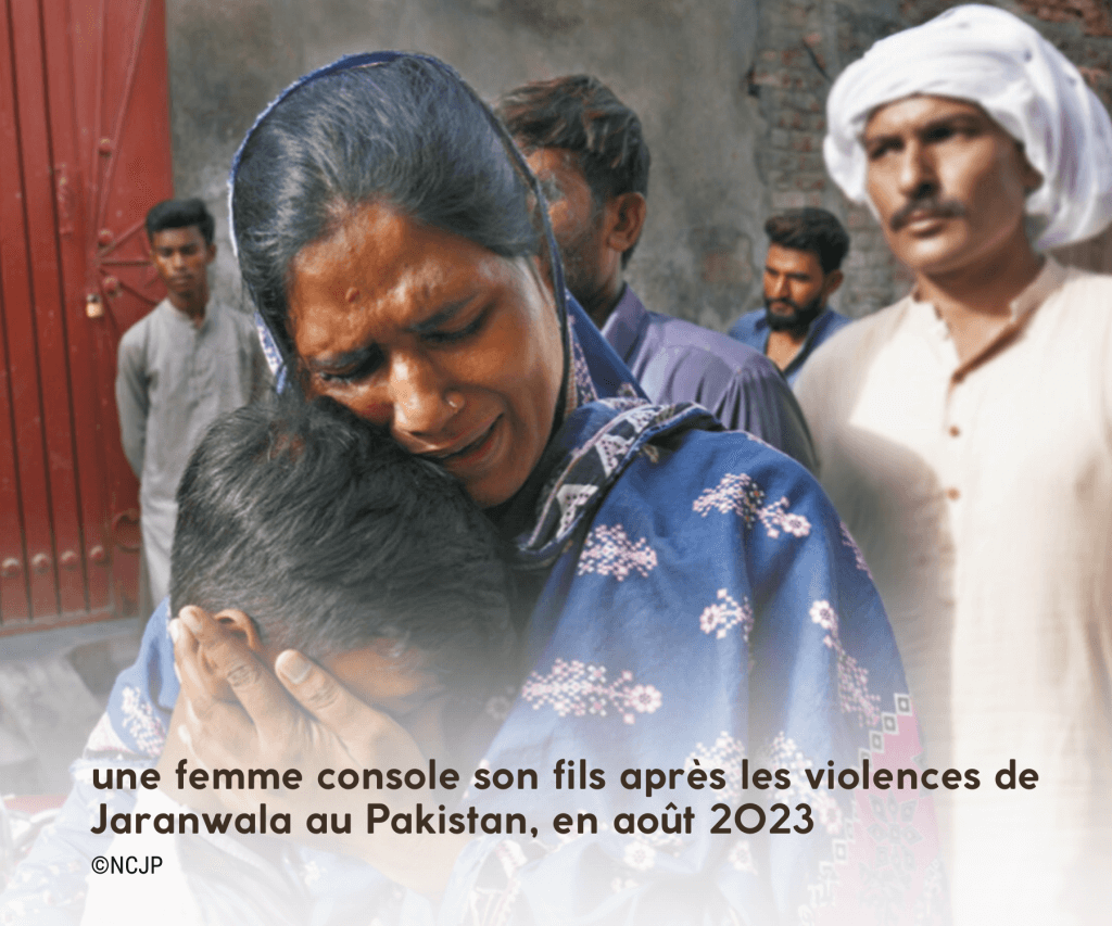 Aide à l'Eglise en détresse - une femme console son fils après les violences de Jaranwala au Pakistan, en août 2023